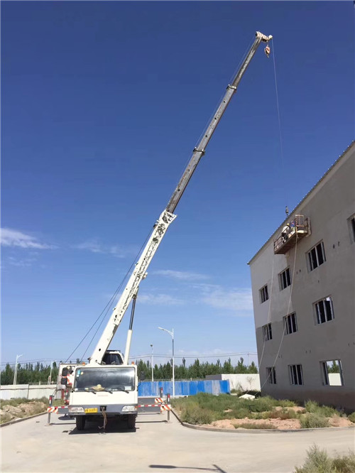 乐业县“轻装强干”—— 吊车的 “轻量化臂架” 技术